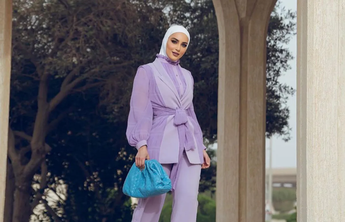 دلال الدوب ببدلة الباستيل