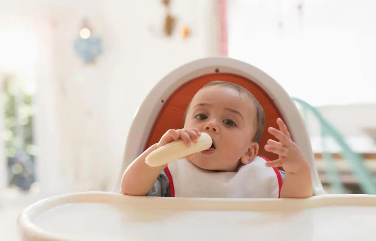 متى يمكن للطفل تناول الأطعمة التي بأصابعه؟