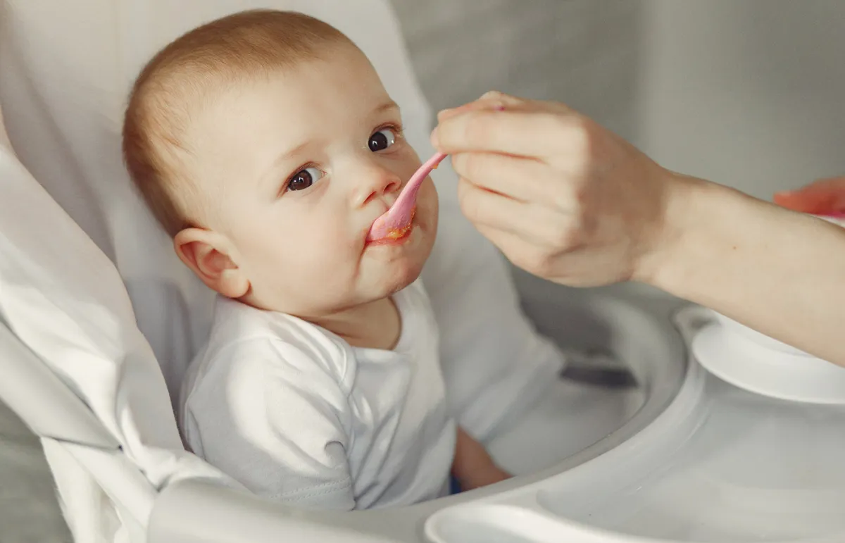 فوائد تأخير تناول الأطعمة الصلبة للطفل