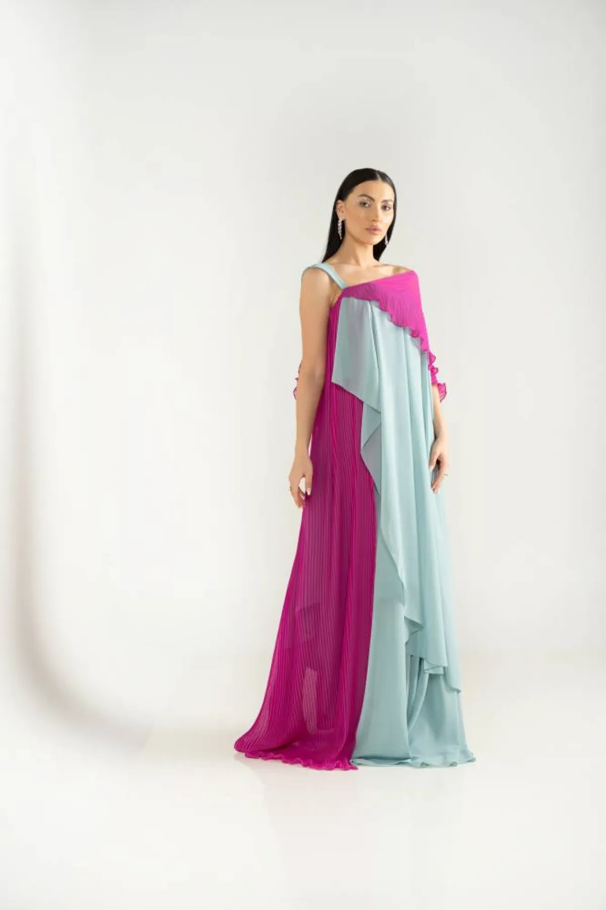 فستان من علامة مها الحديبي