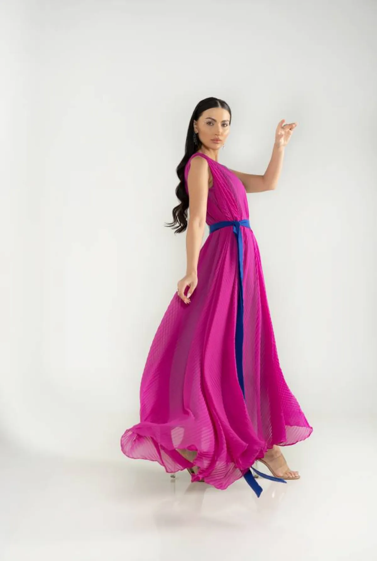 فستان من علامة مها الحديبي