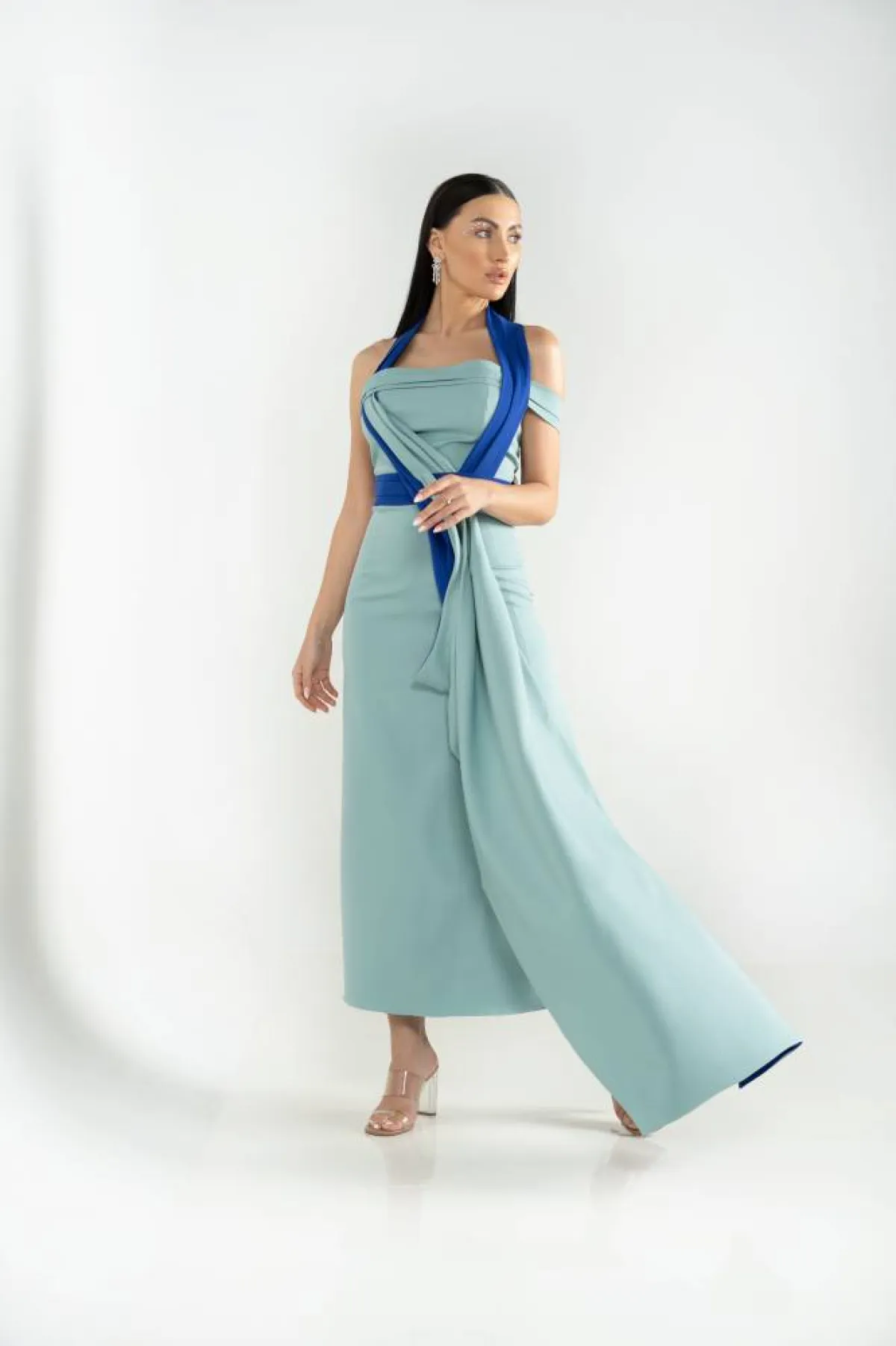 فستان من علامة مها الحديبي