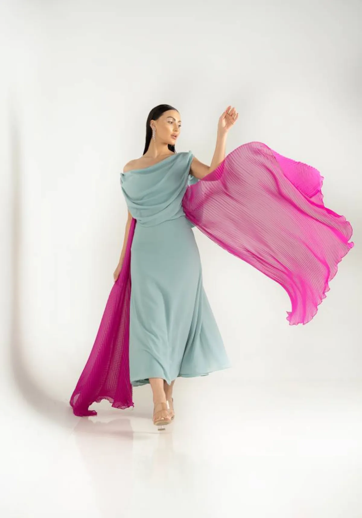 فستان من علامة مها الحديبي