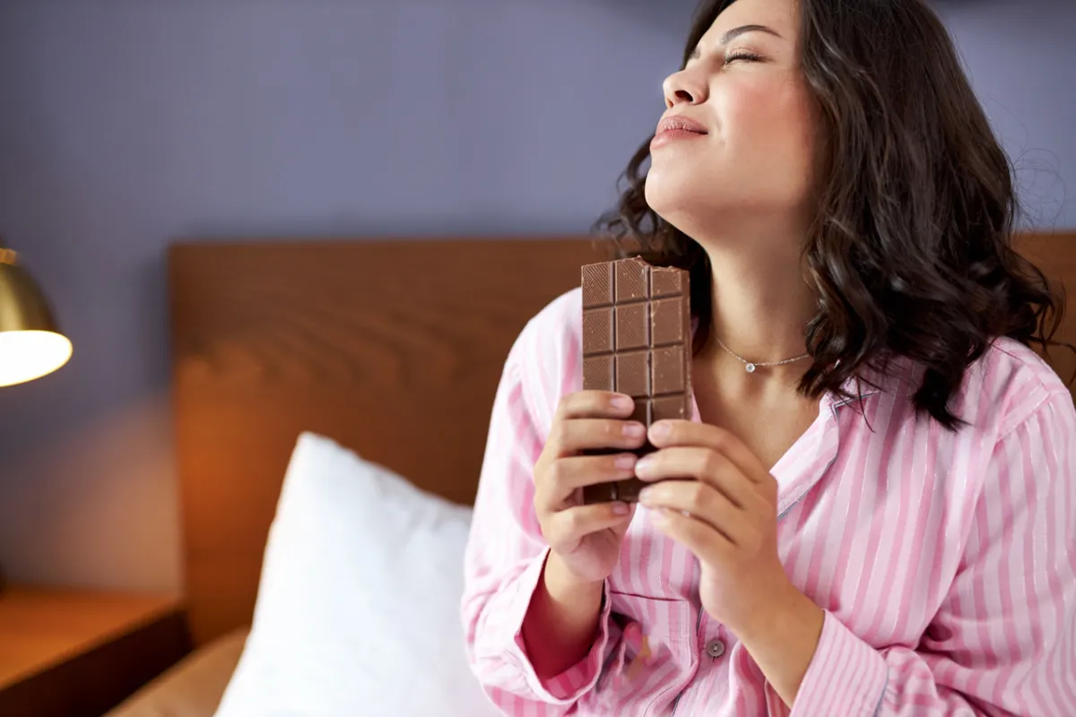 صورة لامرأة تأكل الشوكولاته