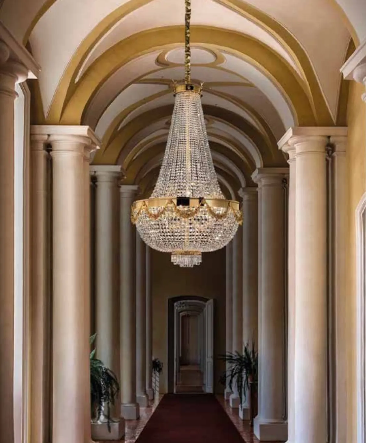 ثريّا تجمع الكريستال والمعدن في التصميم