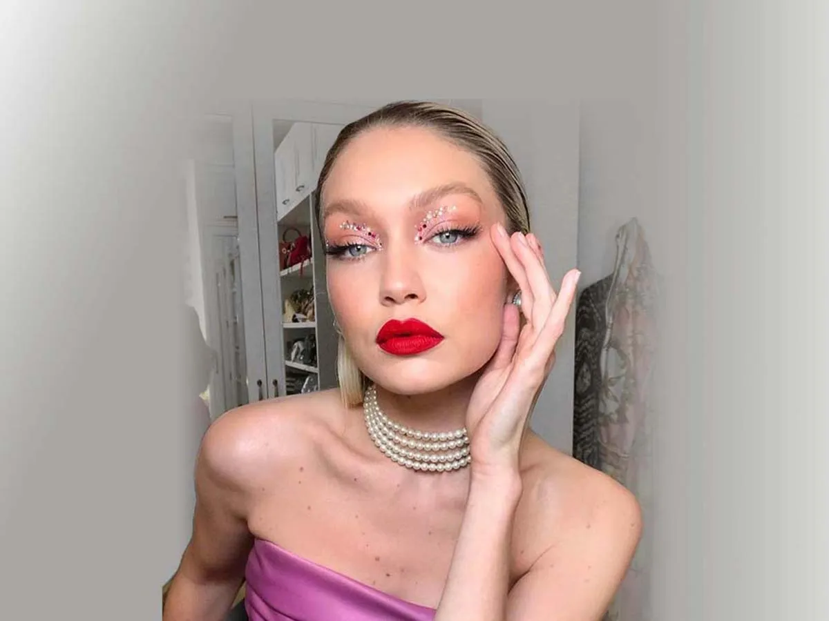 جيجي حديد تتألق بعقد لؤلؤ.. إليك تفاصيله مع 5 حقائق ستبهرك حول اللآلئ!