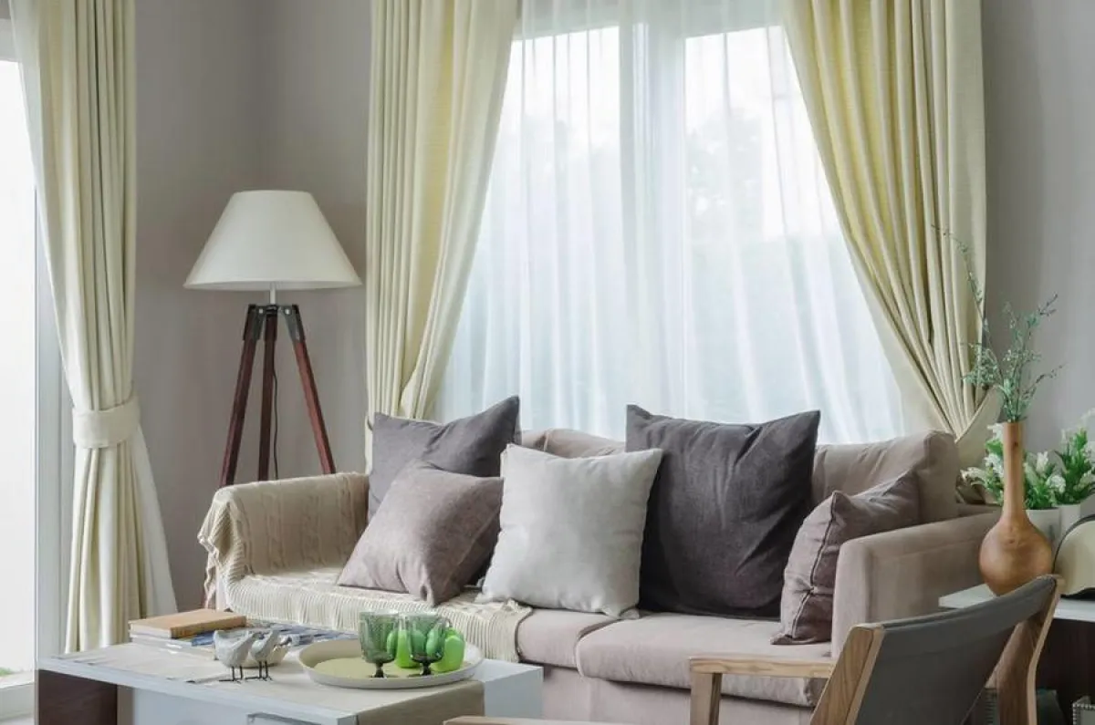 ألوان الستائر الصيفيّة الدارجة تشتمل على الأصفر