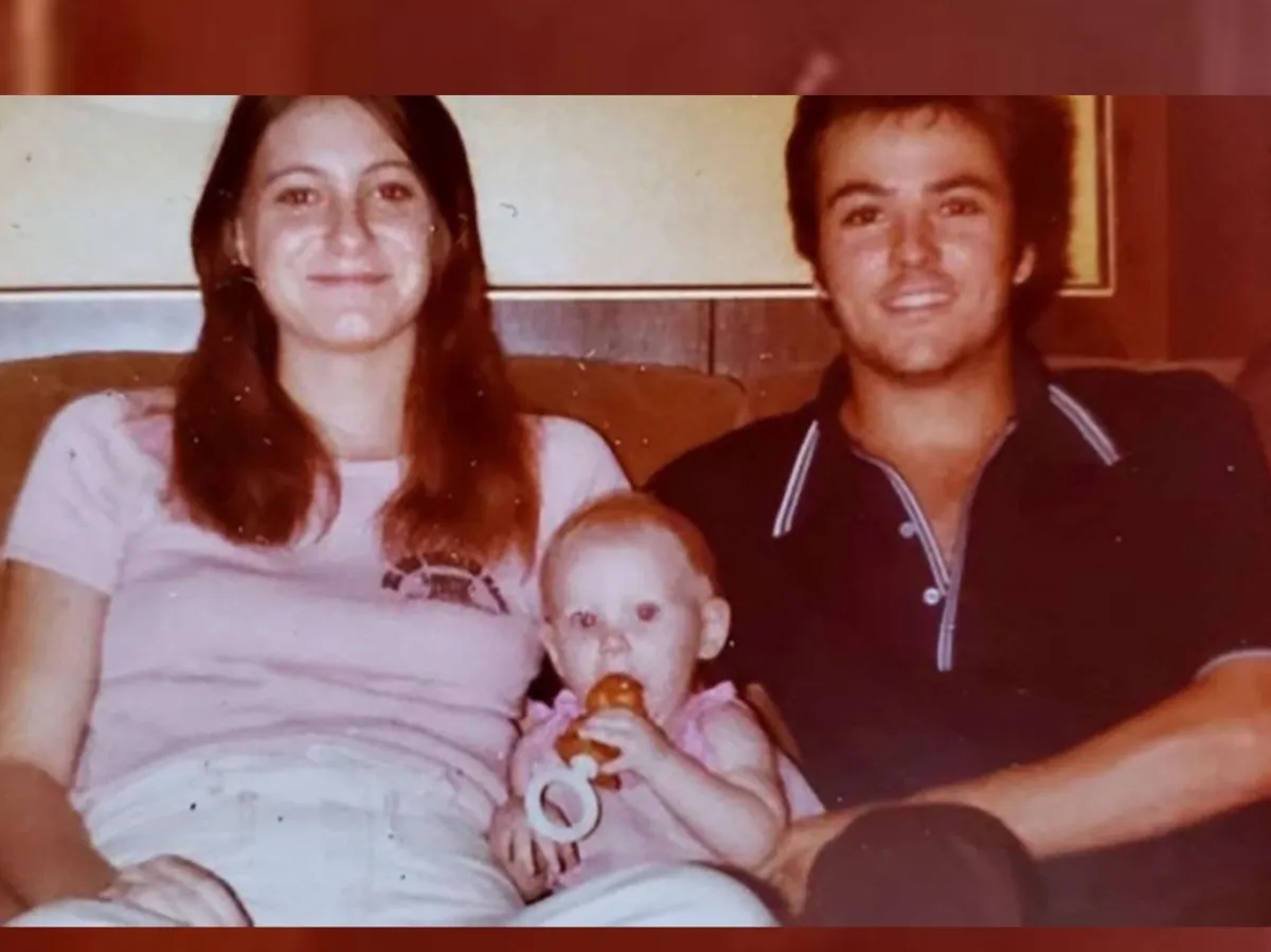 هولي بين والديها- الصورة من موقع ABC News