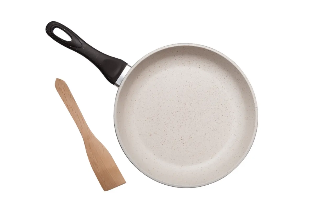 الملعقة المصنوعة من الخشب مفضّلة في تحريك الطعام داخل المقلاة السيراميك
