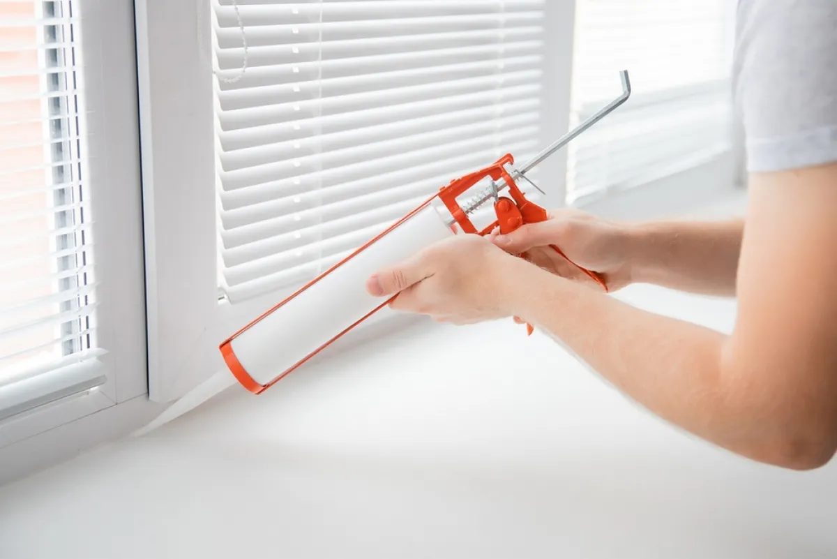  إزالة السيليكون عن الجدار المطلي 