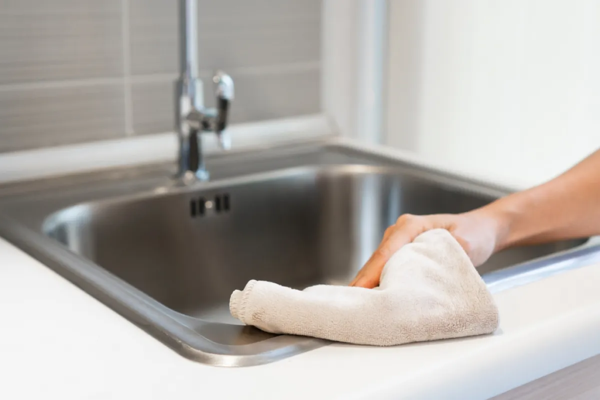 الدقيق يستخدم في تلميع الحوض المصنوع من الفولاذ المقاوم للصدأ