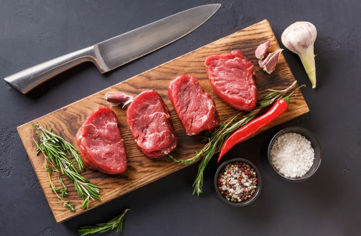 طرق كفيلة بالتخلّص من رائحة اللحم في المطبخ 