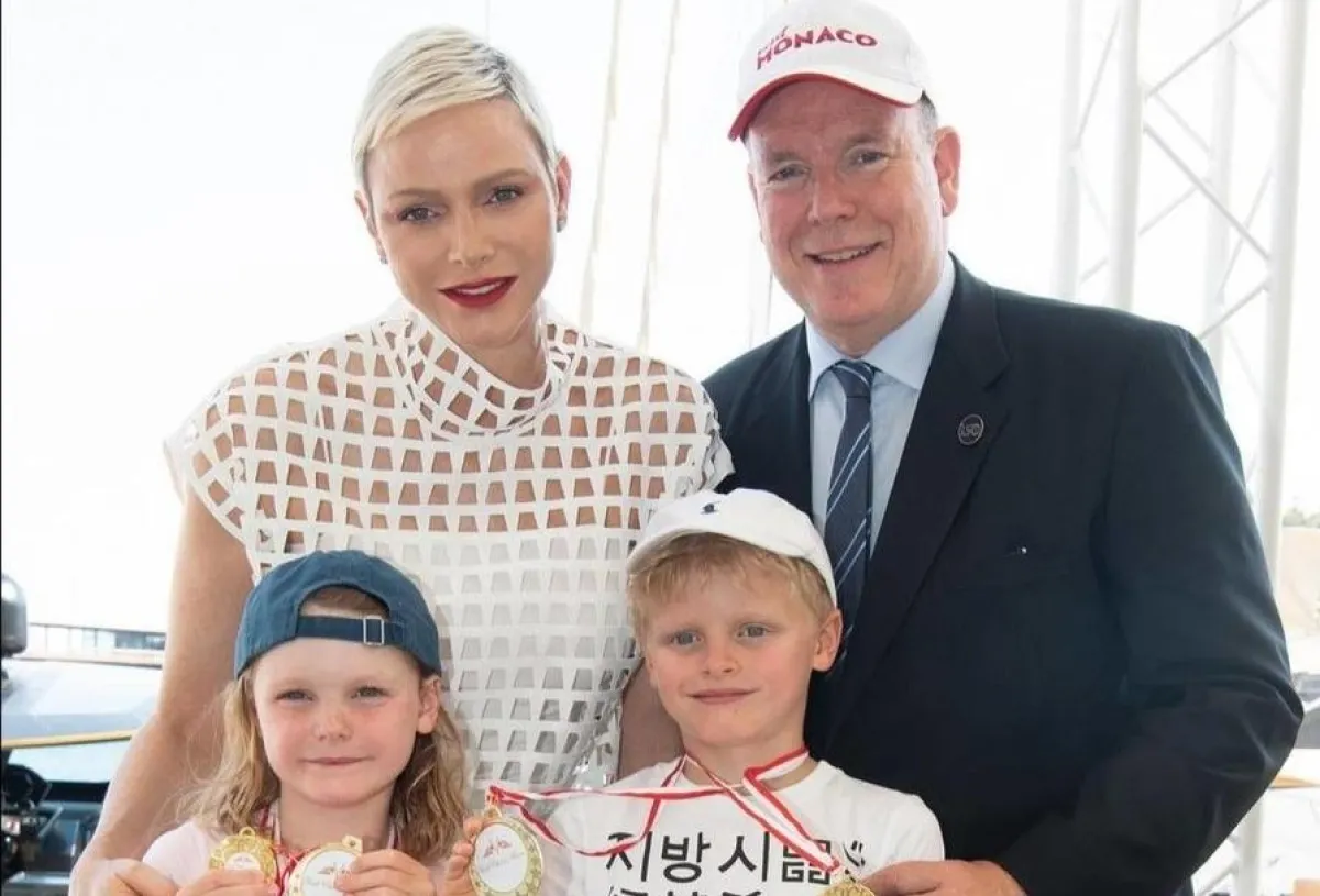 الأميرة شارلين والأمير ألبرت مع توأمهما- الصورة من حساب بيت موناكو الملكي على إنستغرام