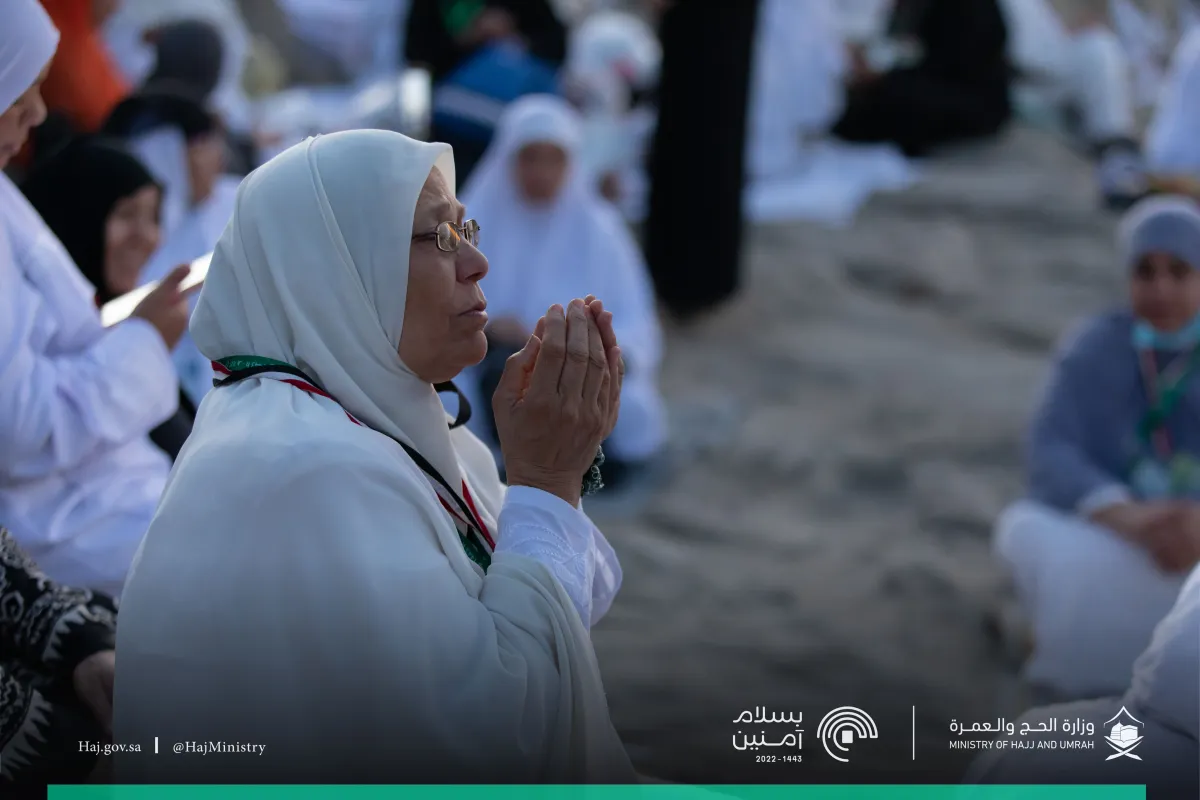 خشوع ودعوات الحجاج في جبل عرفة -الصورة من حساب وزارة الحج والعمرة