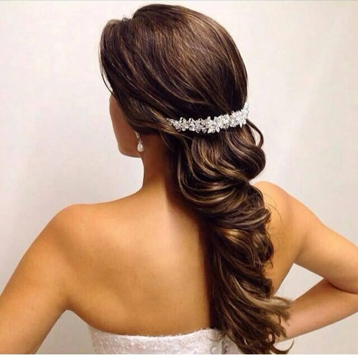 تسريحات شعر ضفيرة ذيلالحصان لعروس 2022