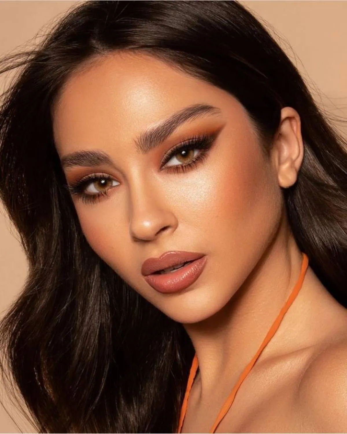 مكياج عروس باللون البرتقالي المات