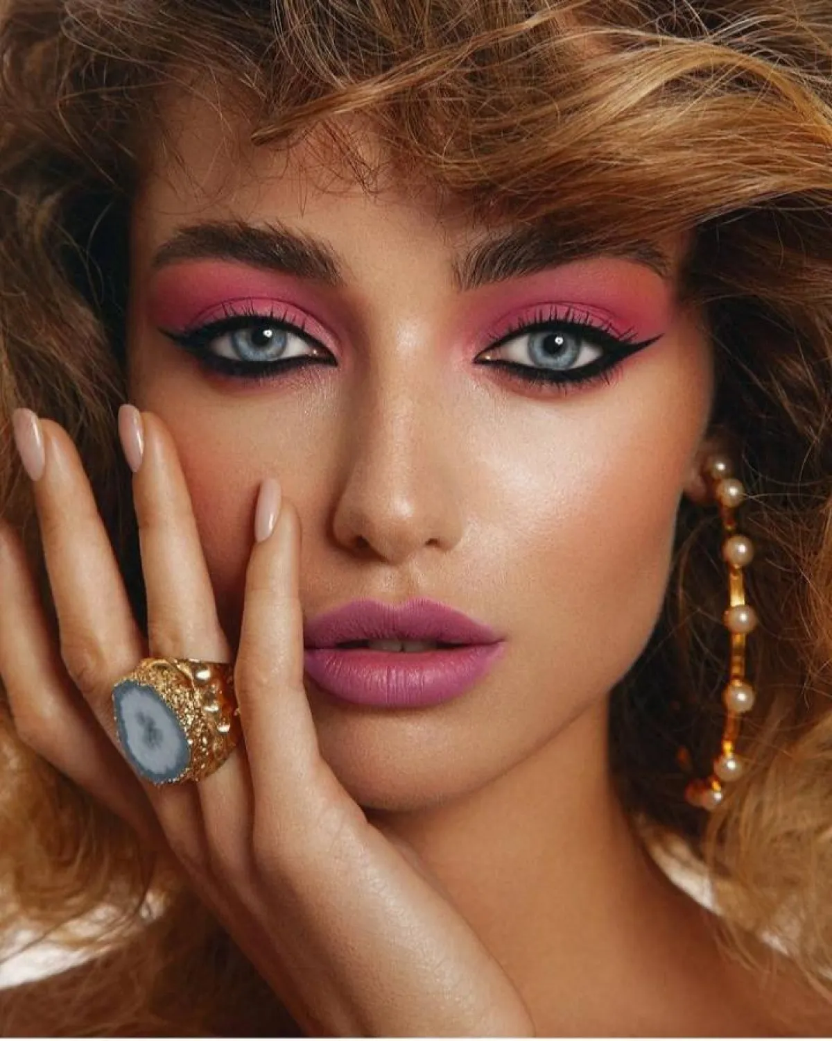 مكياج عروس باللون الزهري المات القوي