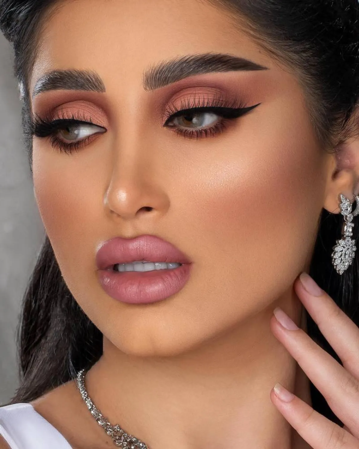 مكياج عروس باللون الزهري المات