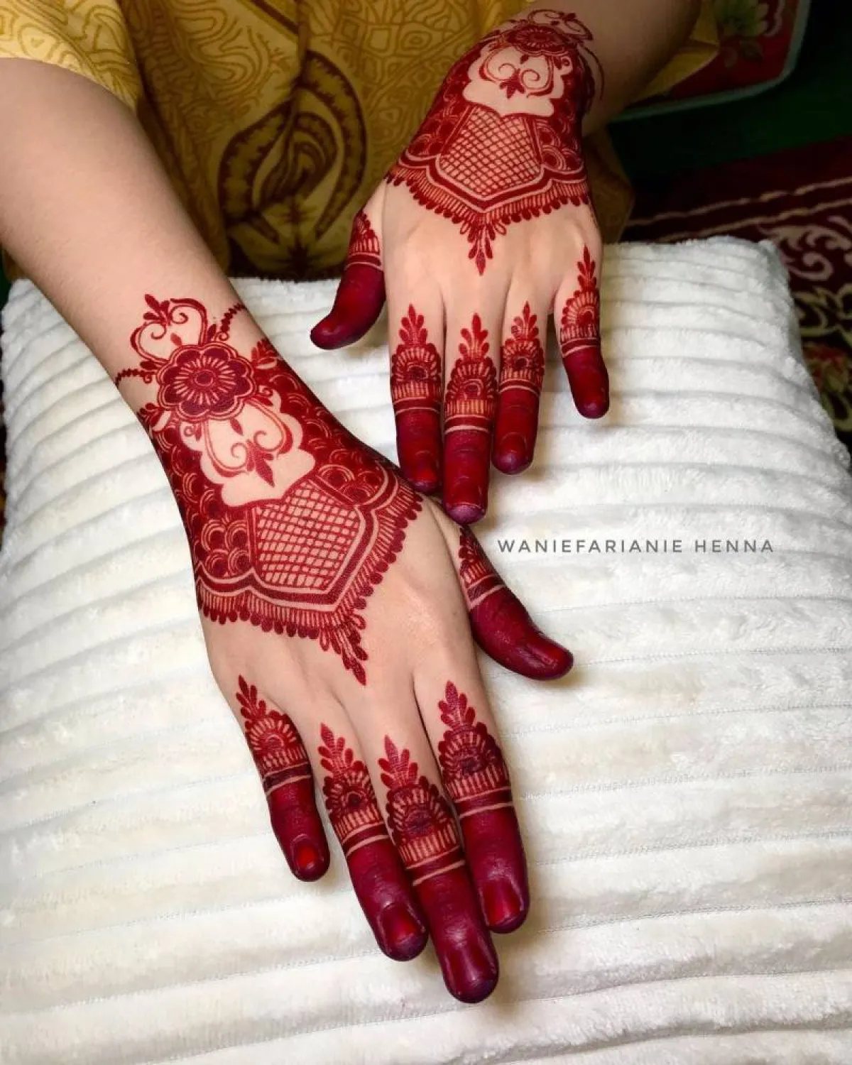 حناء حمراء لليد والأصابع بالورود والرسوم الشرقية