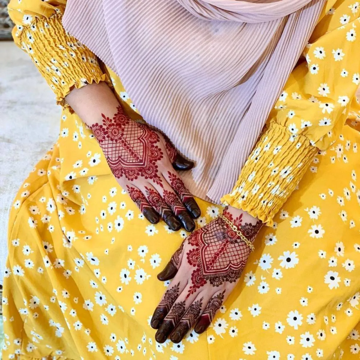 حناء حمراء لليد برسوم هندسية مع ورود صغيرة