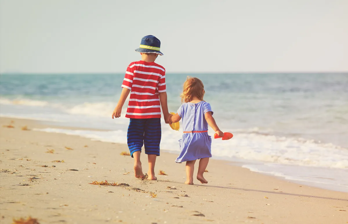 فوائد المشي على الرمل للأطفال