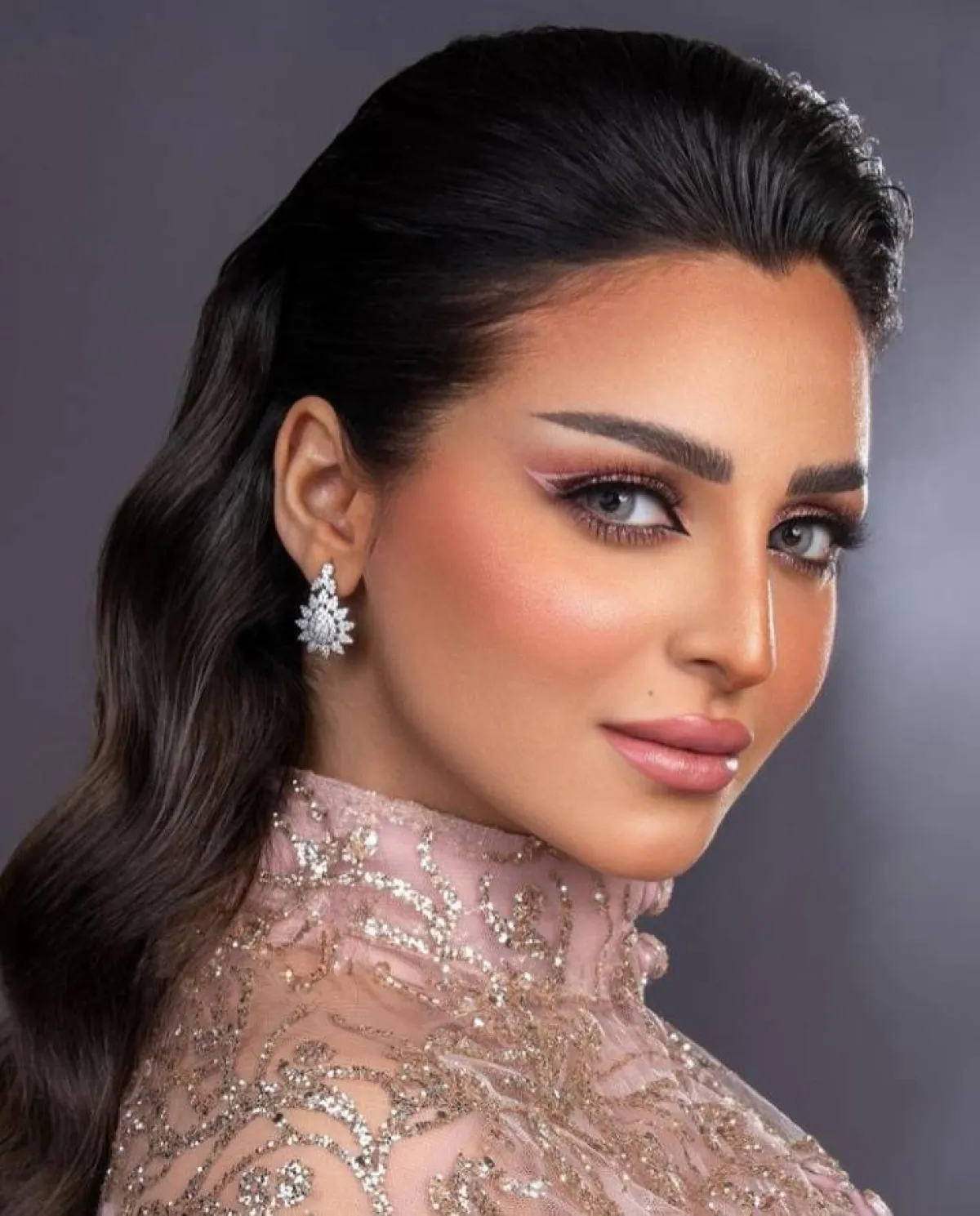 صور تسريحات شعر مفرود لعروس 2022