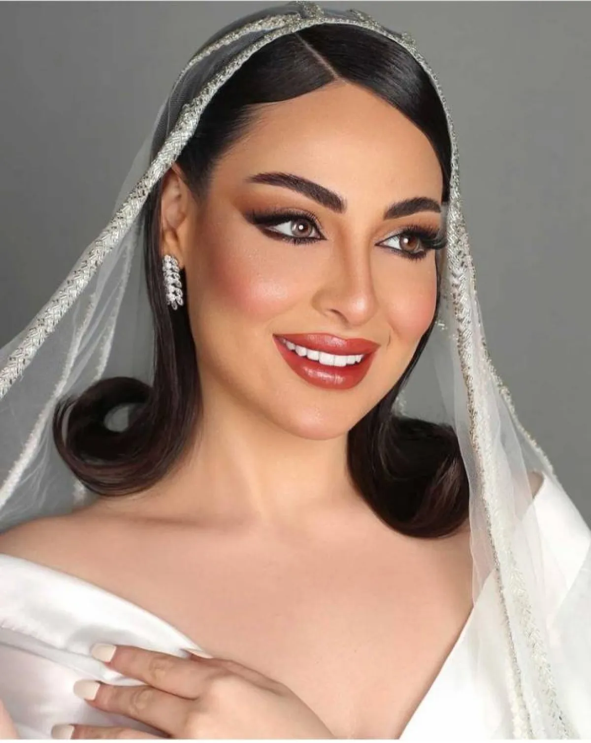 موضة تسريحات شعر مفرود لعروس 2022