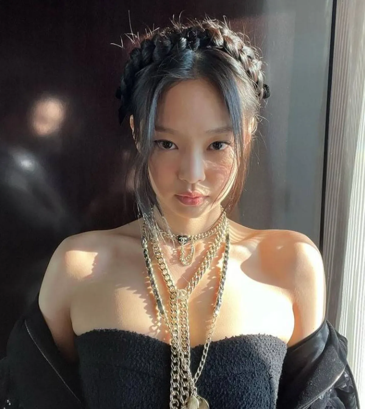 تسرييحة شعر مرفوعة من جيني من بلاك بينك