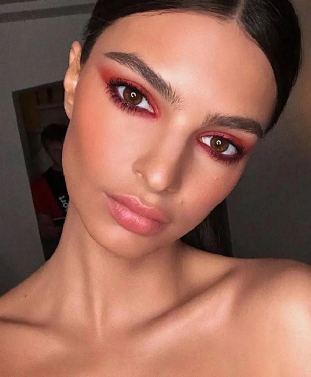 مكياج عيون للعروس باللون المرجاني