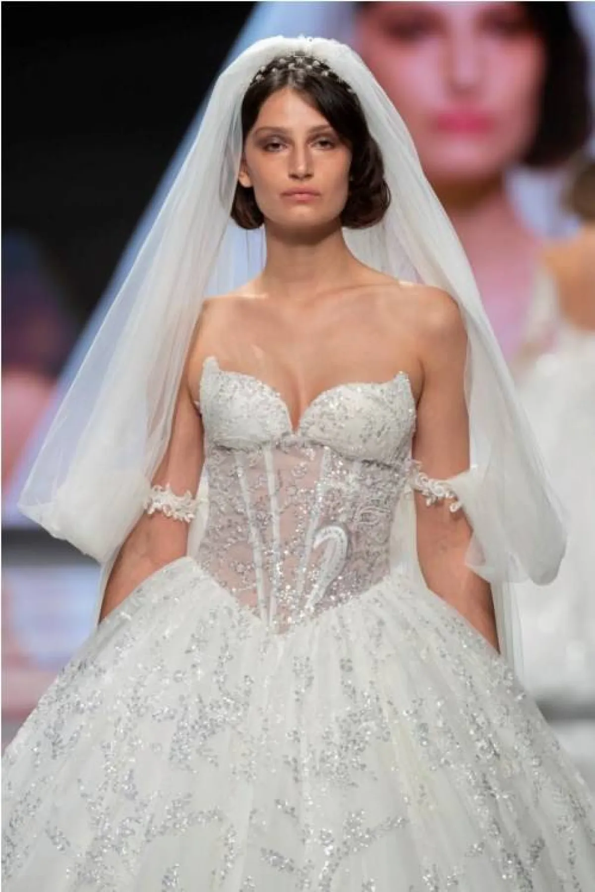 طرحة قصيرة من إميليانو بنجاسي Emiliano Bengasi