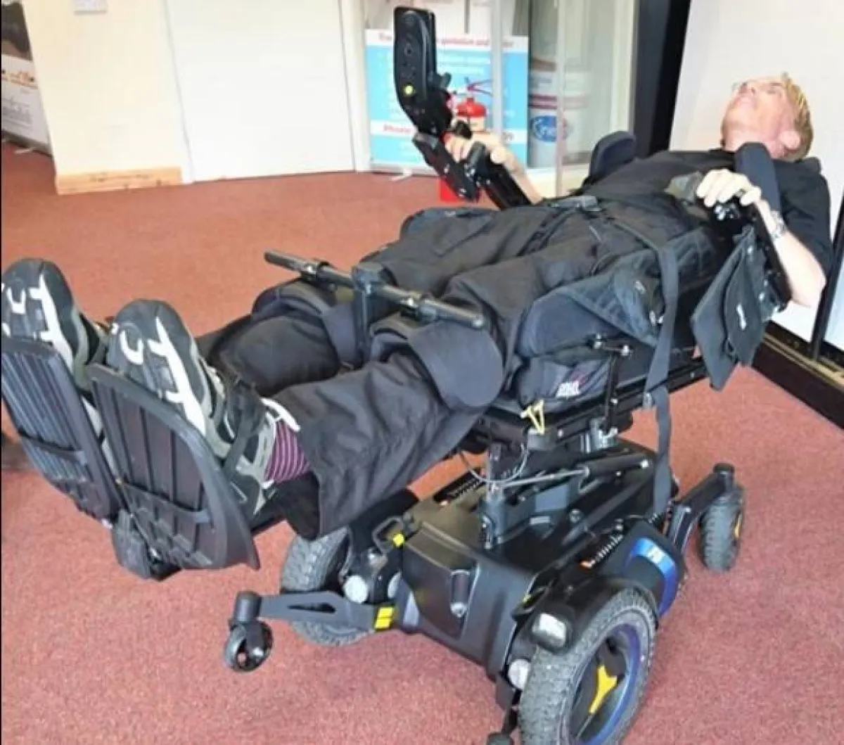 أول إنسان آلي كامل