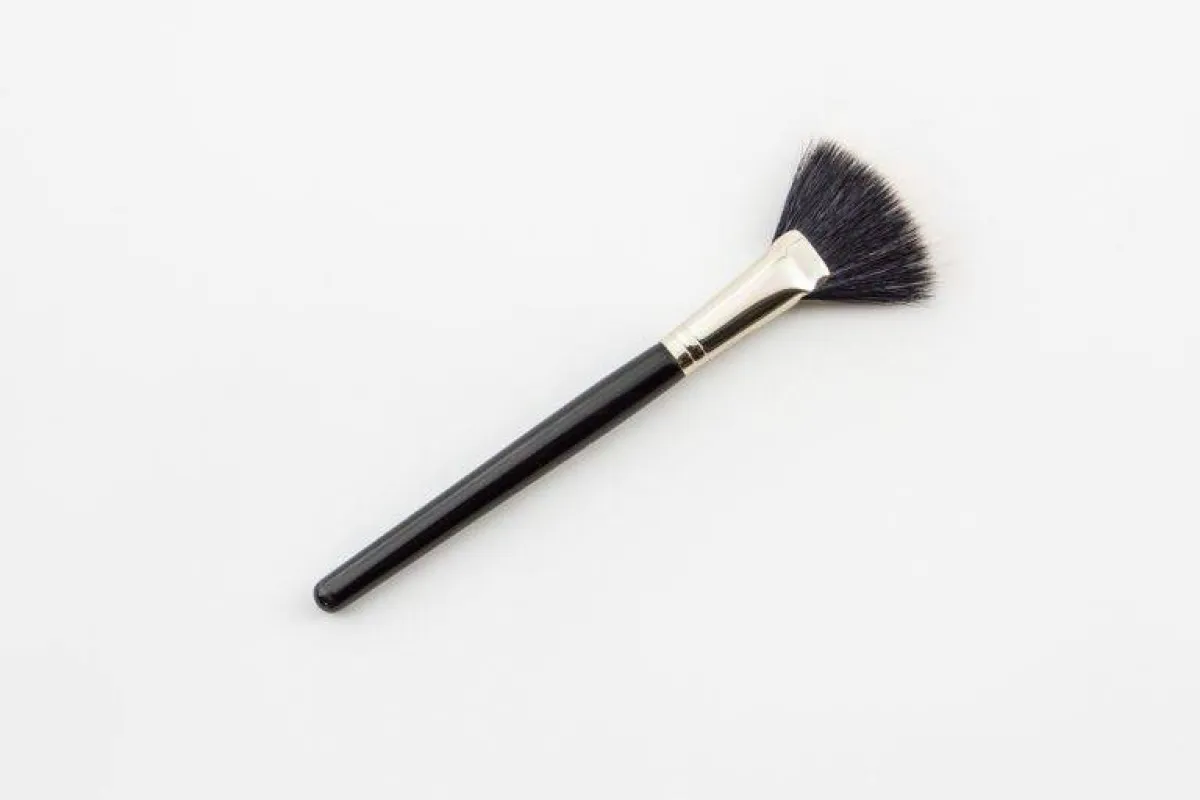 فرش مكياج العيون كثيرة ومتنوعة