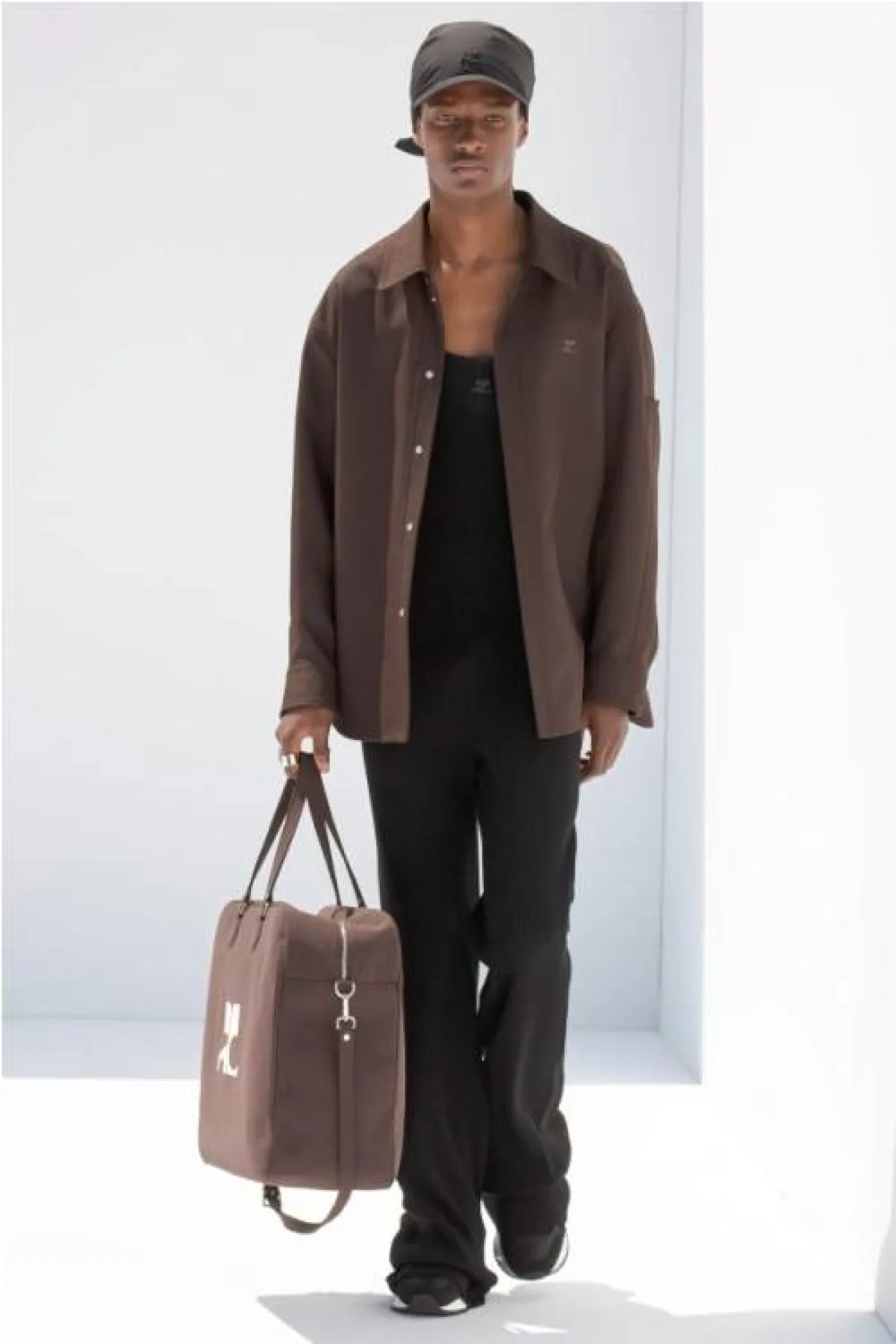 تنسيق البنطلون الأسود من كوريج  Courreges