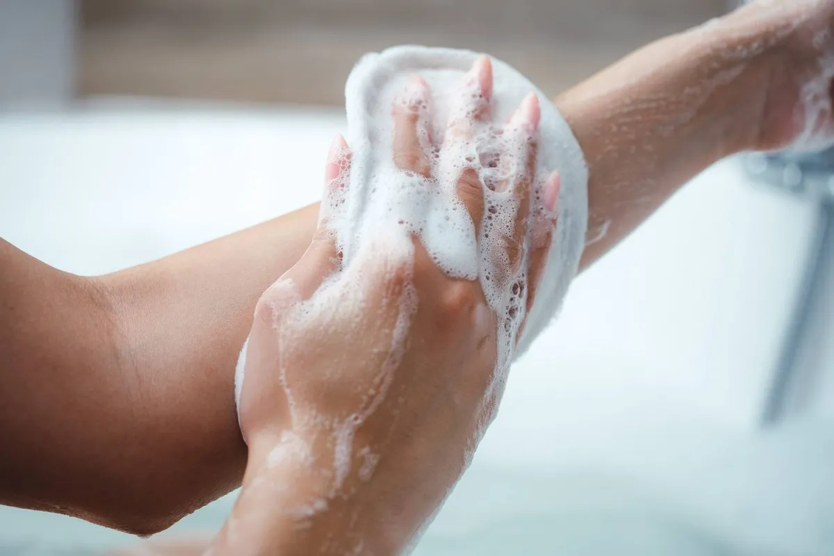 يمكن استخدام زيت جوز الهند لعمل شاور جل معطر في المنزل