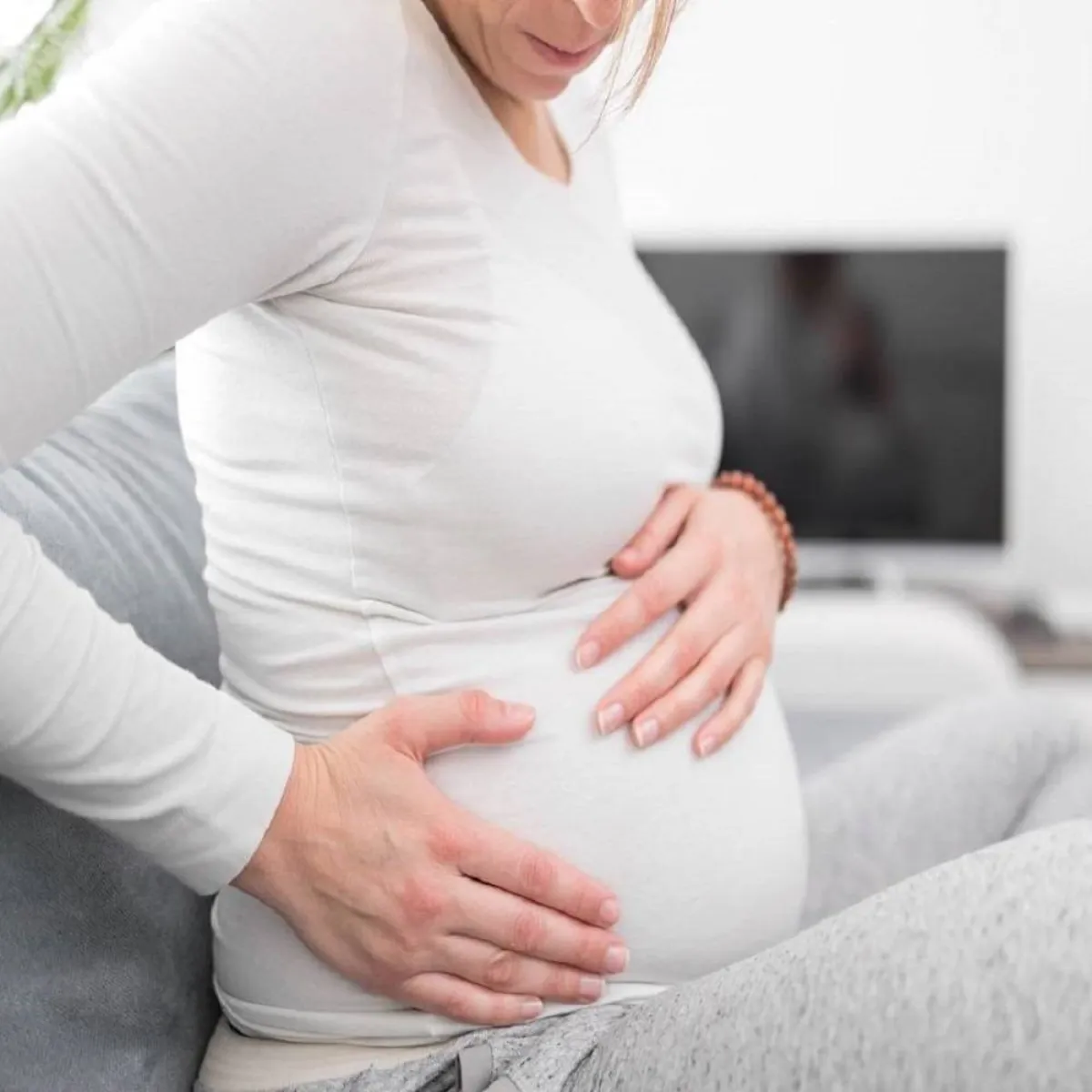 صورة لحامل تتألم