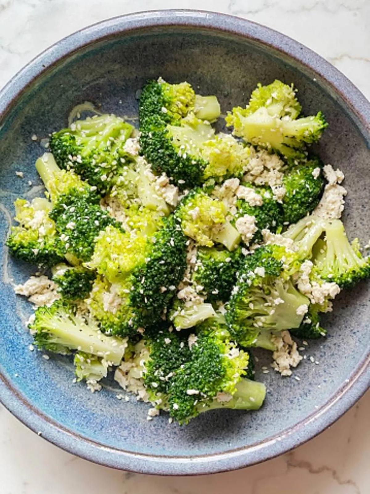 صورة لبذور السمسم مع خضار مسلوقة