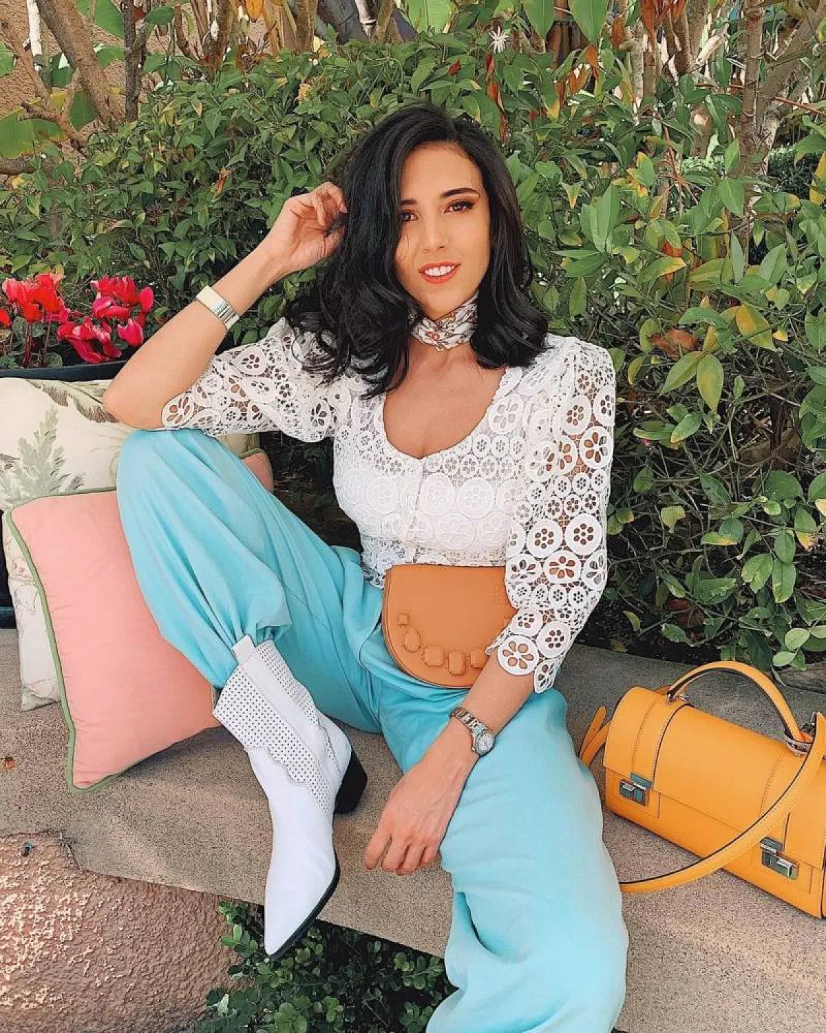 هادية غالب ببلوزة راقية باللون الأبيض 