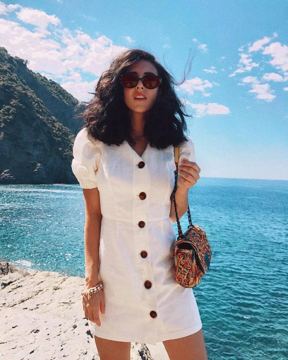 هادية غالب بفستان أنيق باللون الأبيض 