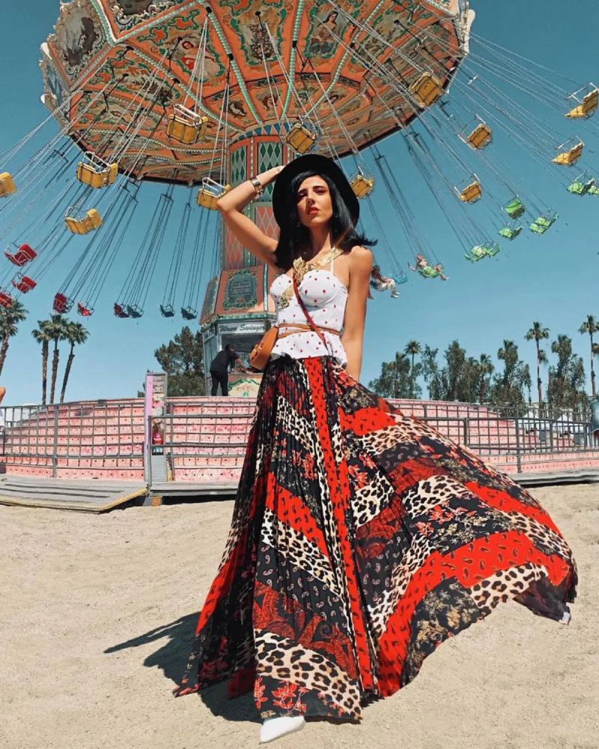 هادية غالب بتنورة طويلة ملونة 