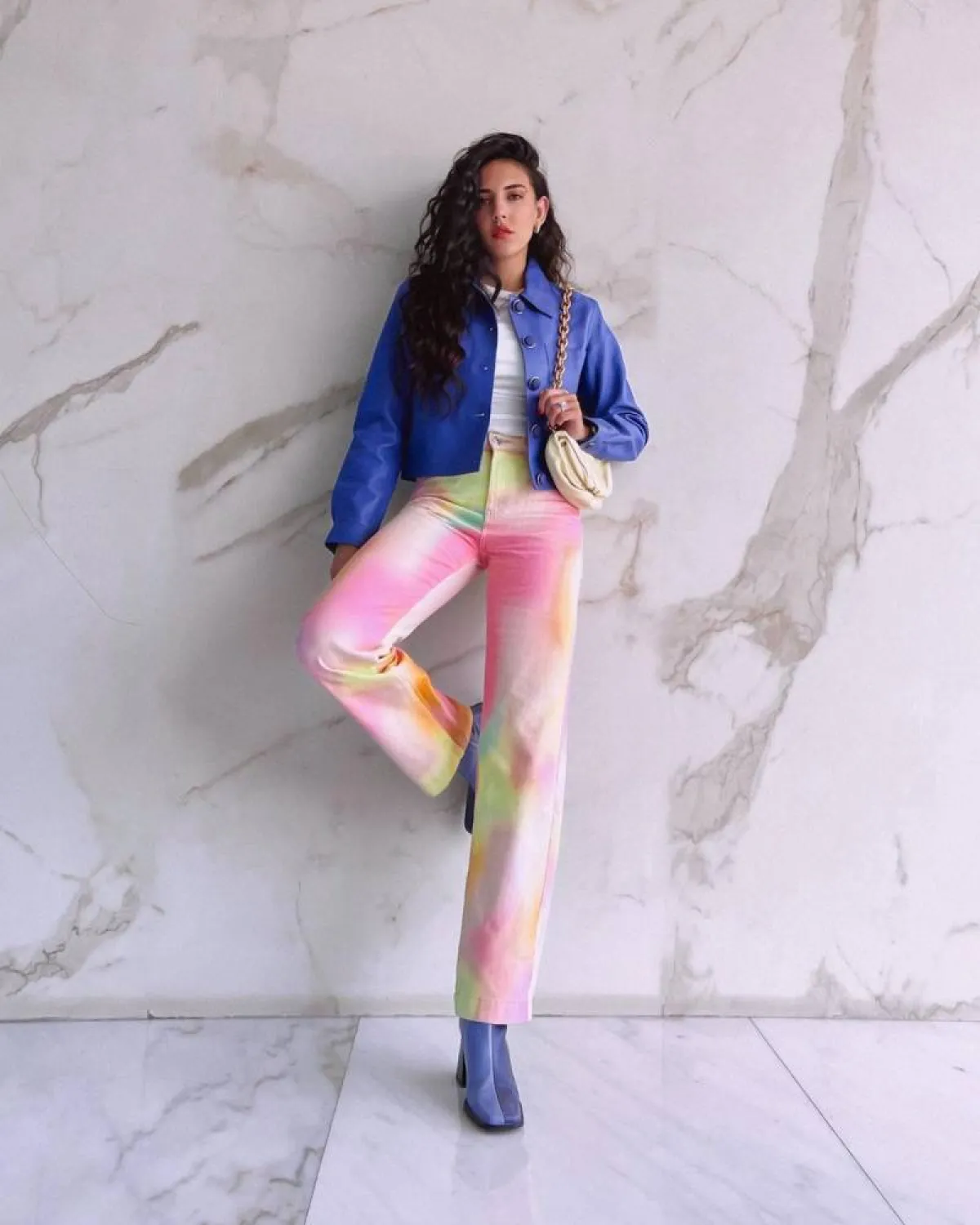 هادية غالب ببنطلون كاجوال ملون  