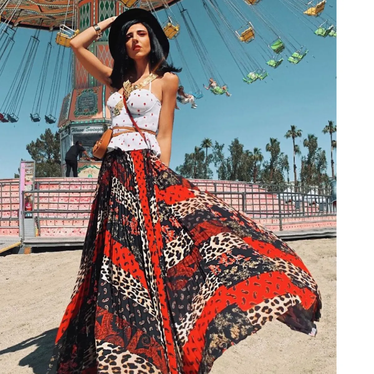 هادية غالب بتنورة طويلة ملونة 