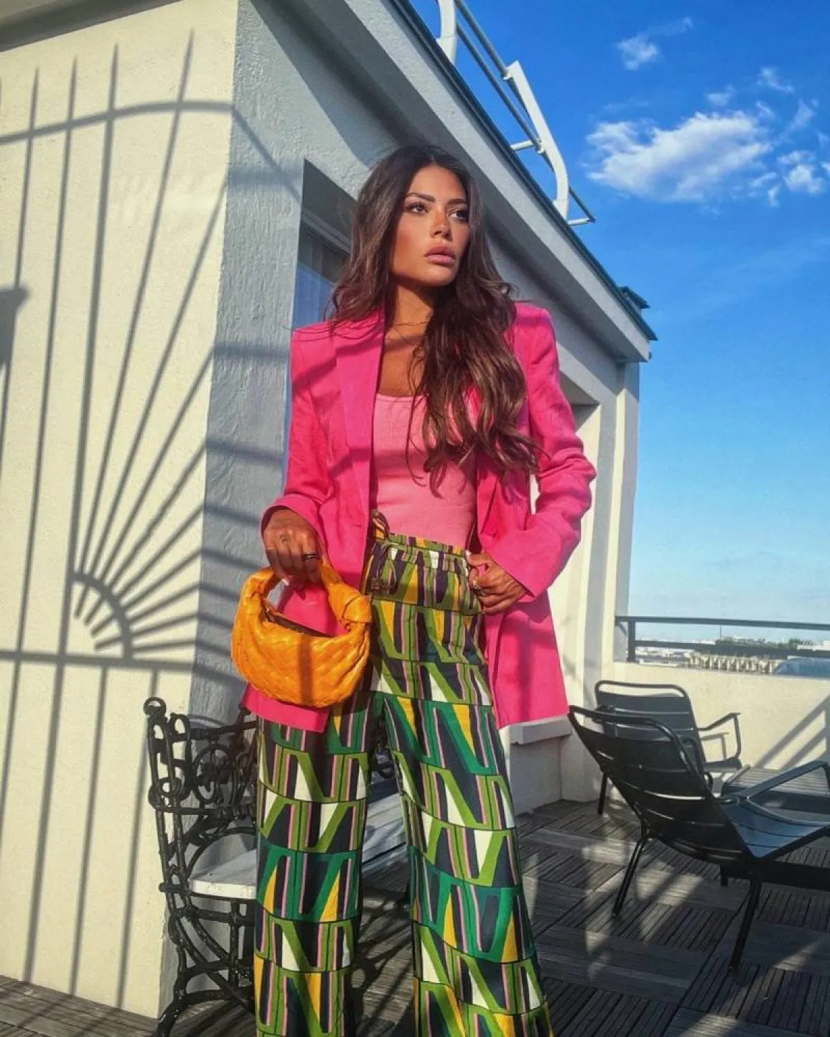 العنود بدر بإطلالة صيفية باللون الوردي 