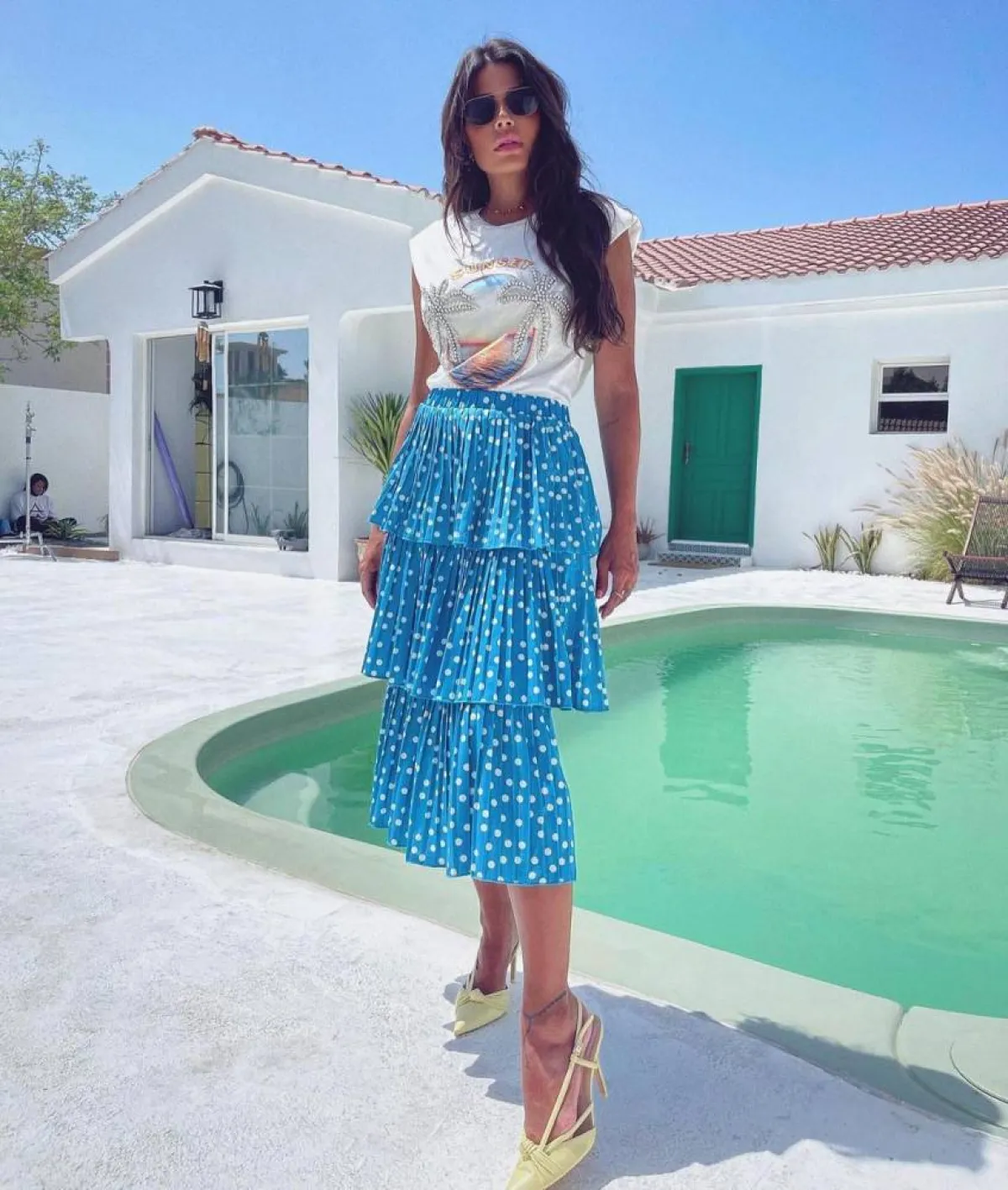 العنود بدر بإطلالة صيفية باللون الأزرق  