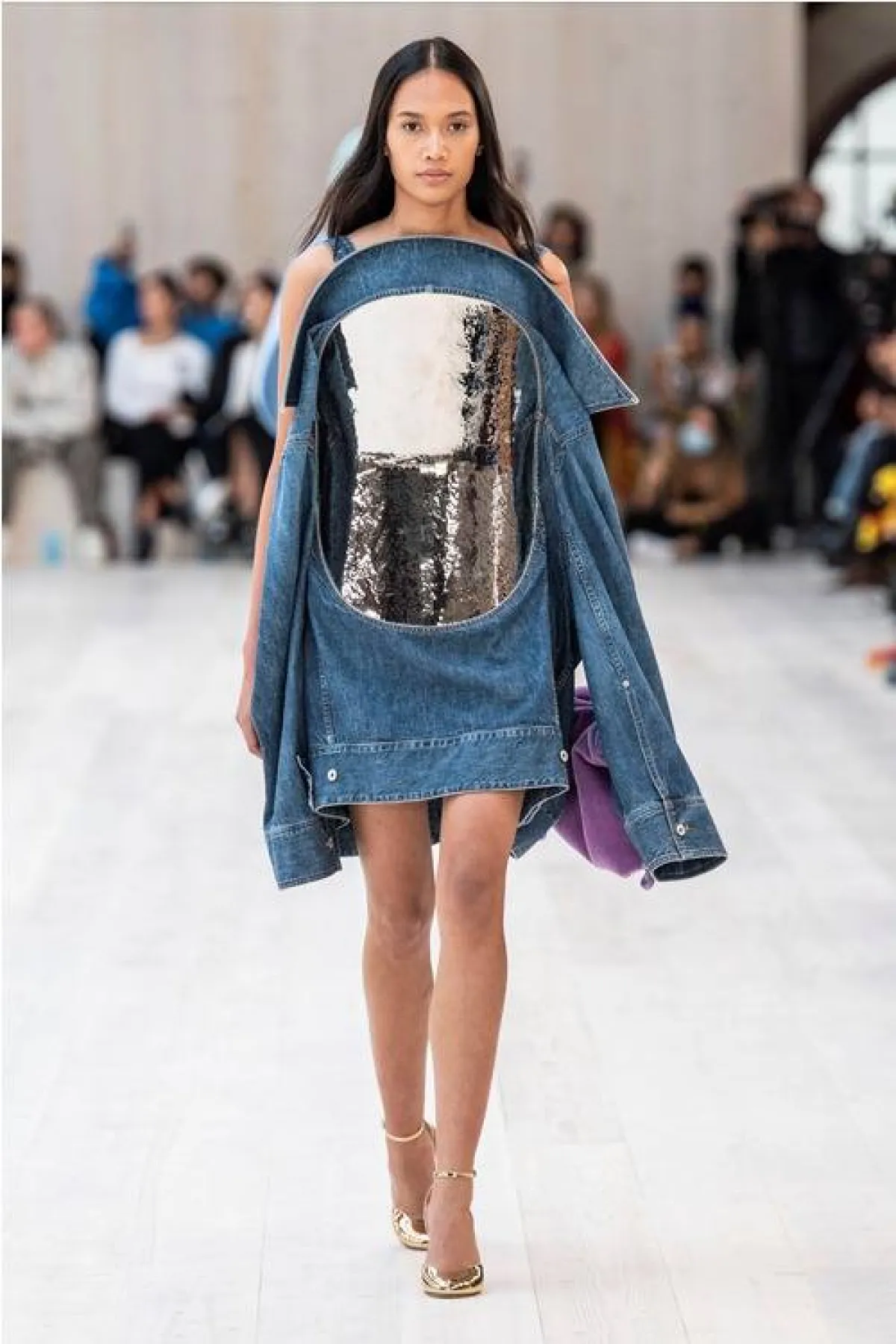 فستان جينز من لويفي  Loewe