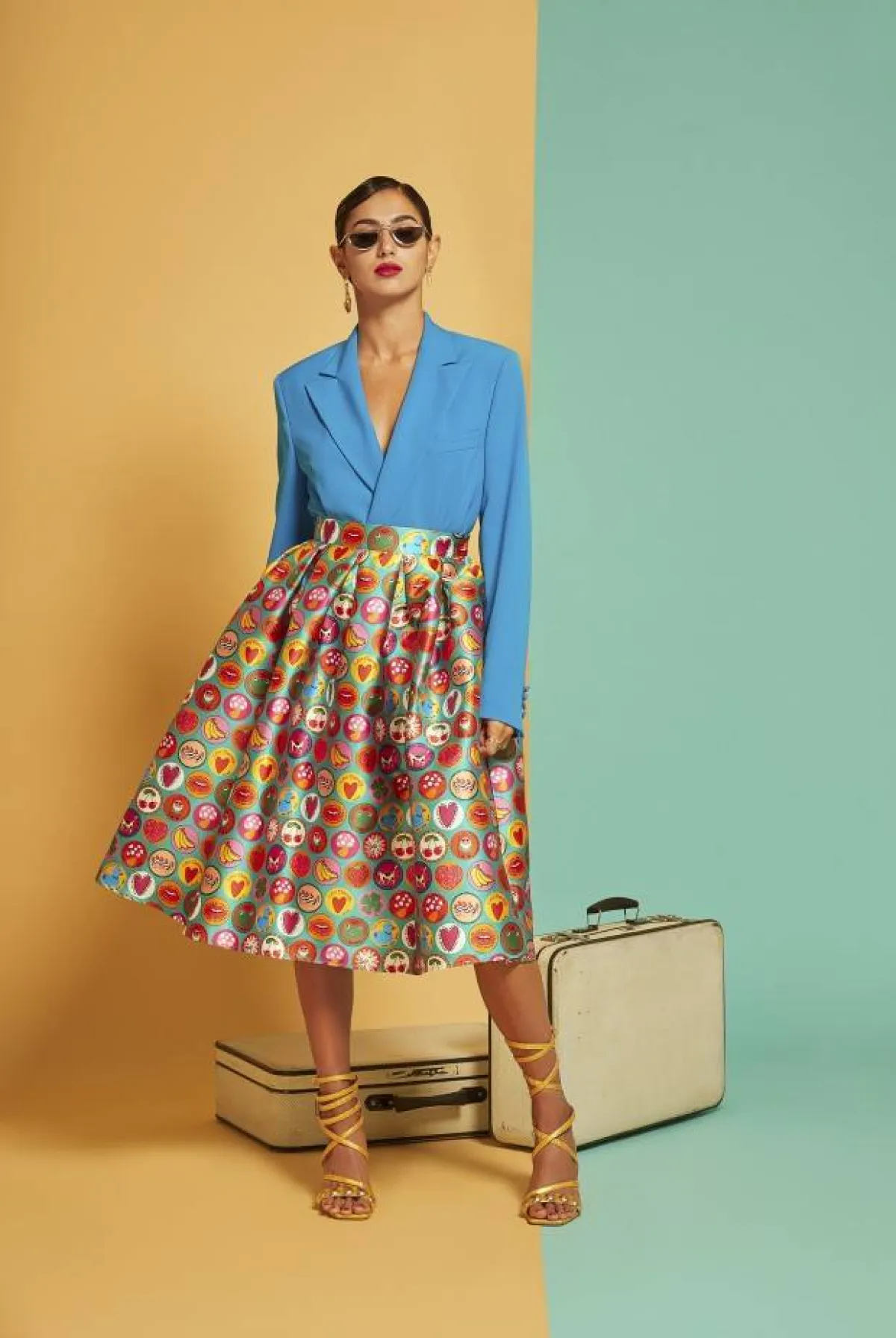 سترة وتنورة من اليساندرو إنريكيز 