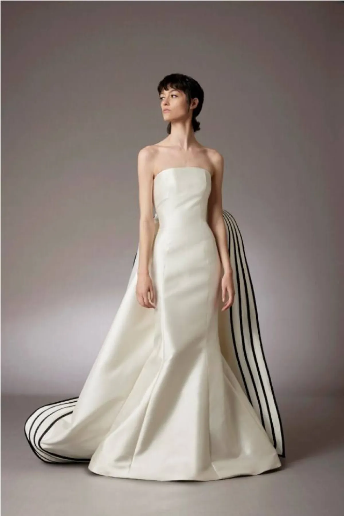 فستان زفاف من الساتان من أنطونيو ريفا  Antonio Riva