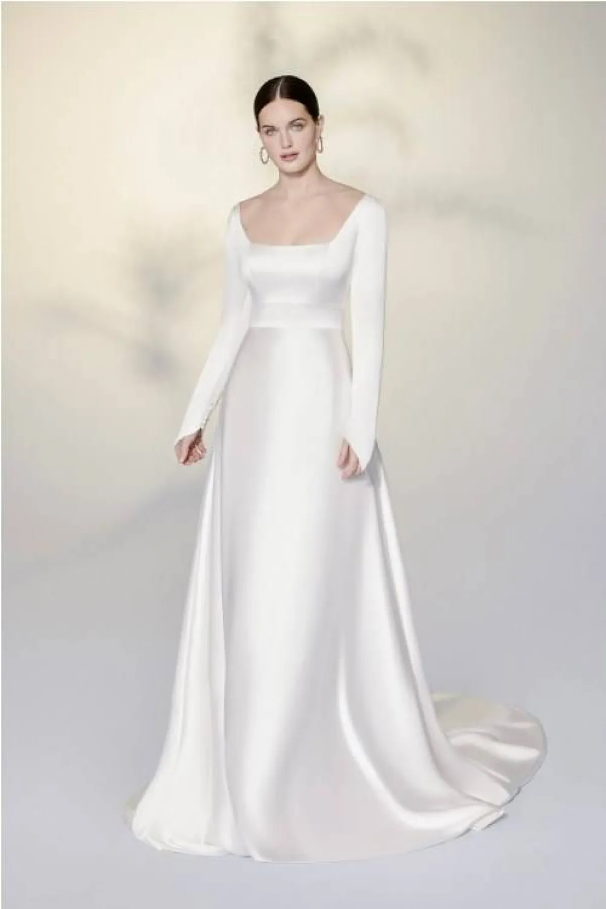 فستان زفاف من الساتان من جاستن ألكسندر سيجنتشر  Justin Alexander Signature