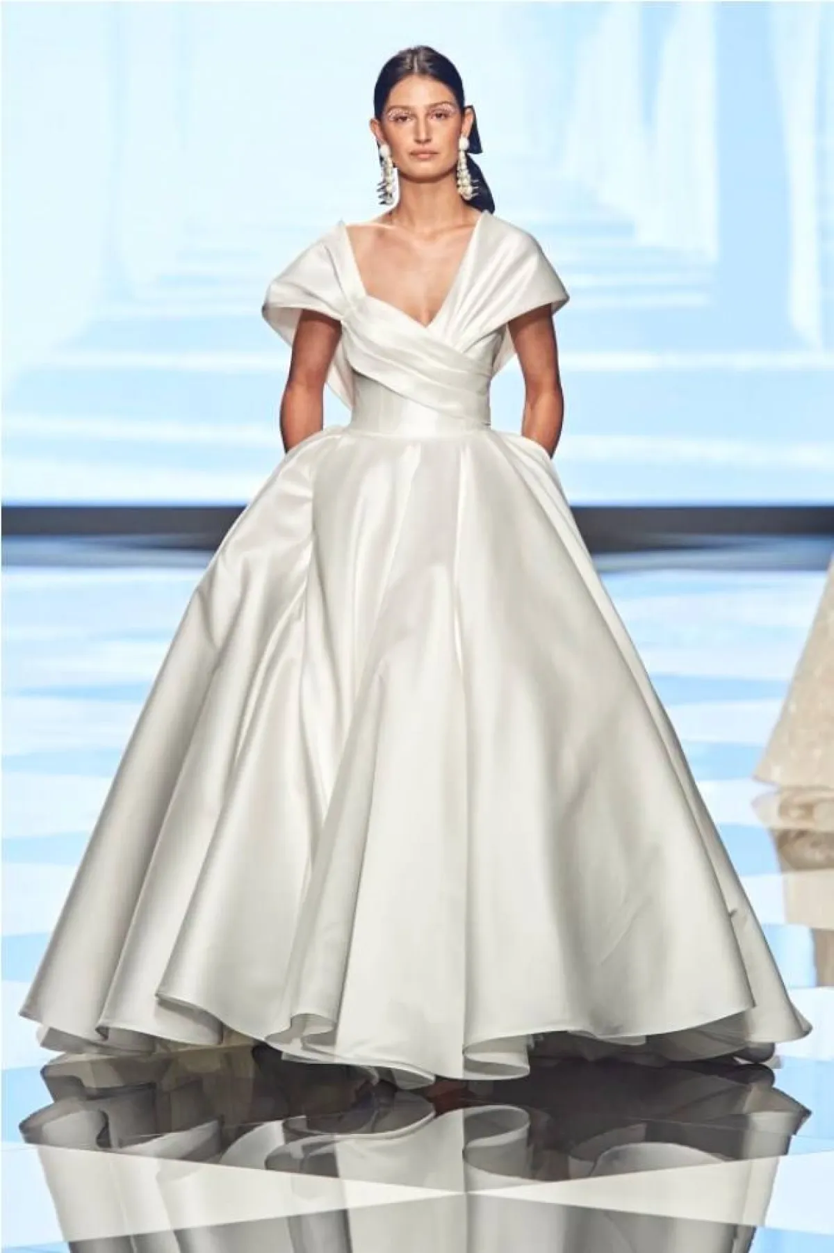 فساتين زفاف من الساتان للعروس الناعمة من إليزابيتا بولينيانو  Elisabetta Polignano