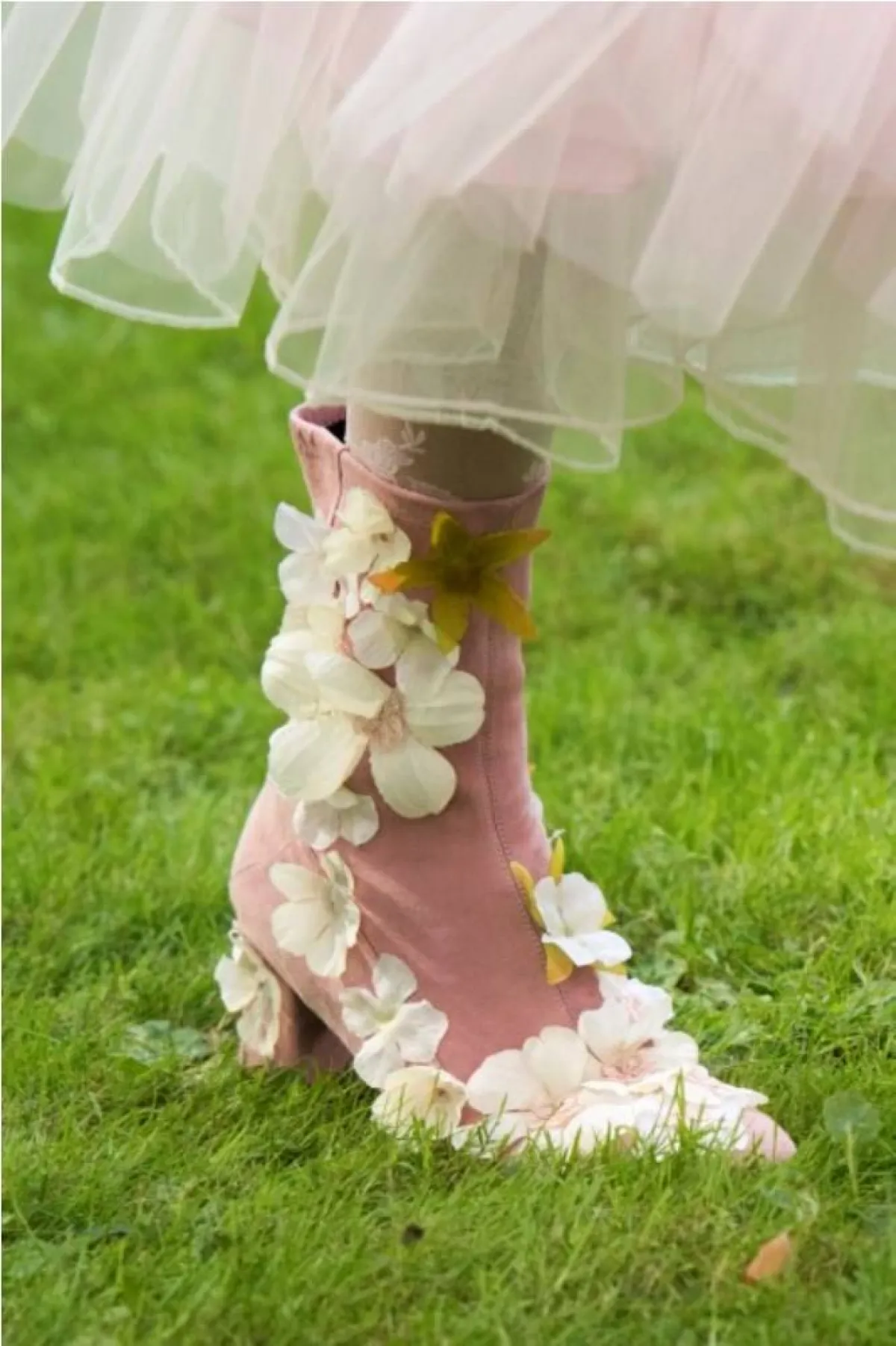 موديلات جزمات من عروض صيف 2022 من بورا أكسو  Bora Aksu