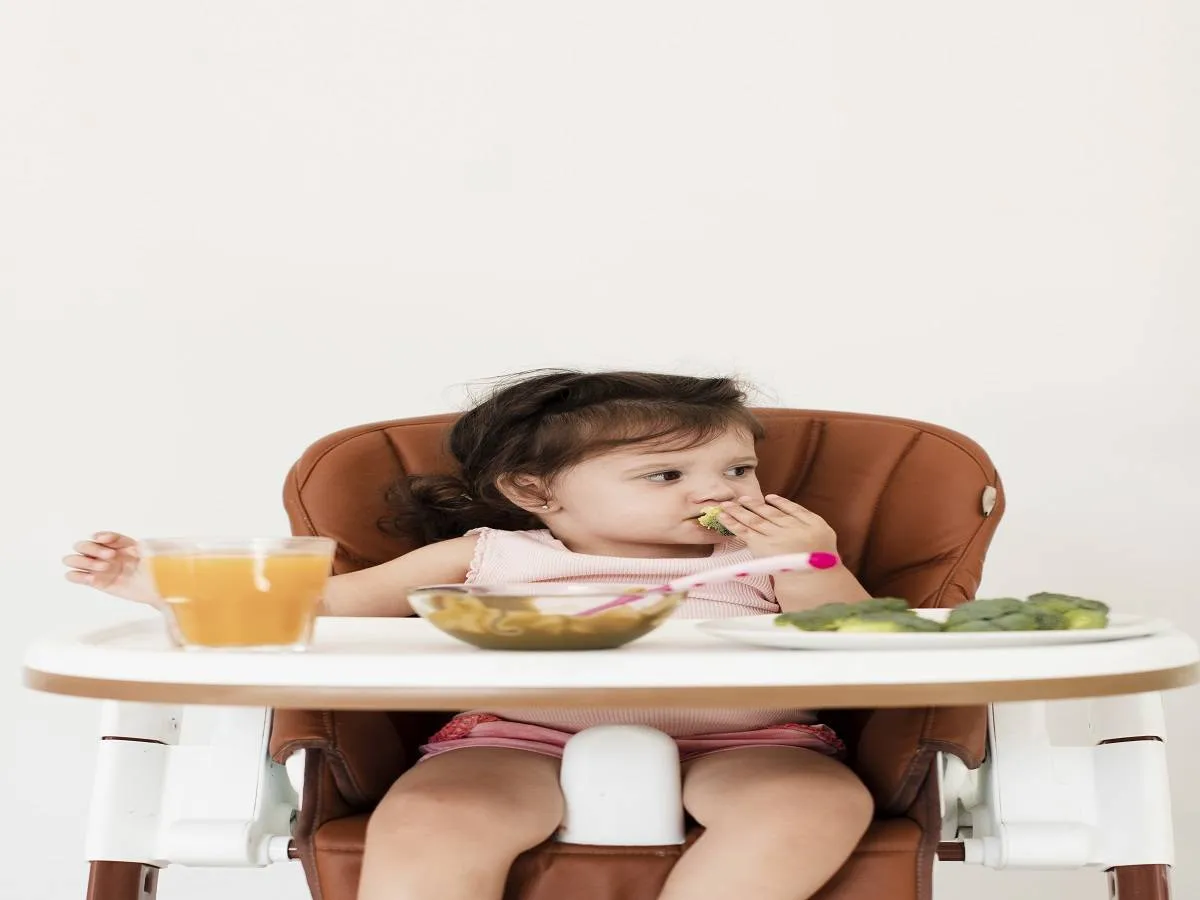 صورة لطفلة تتناول الطعام